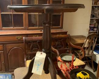 #131	Pedistel Round  Table (as is) 20 x 25	 $20.00 			
