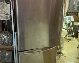 #185	KitichenAid freezer on bottom refrigerator 22 Cu	 $200.00 			
