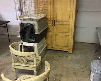                   Medium size dog crates