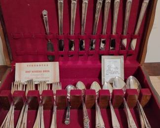 8 forks, 8 salad forks, 16 teaspoons, 8 tablespoons, 2 serving spoons, butter knife, 8 table knives