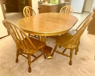 Oak dining table w/ leaves and 6 chairs