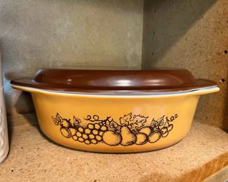 Pyrex Old Orchard 2.5 Qt Oval Casserole Dish with Lid