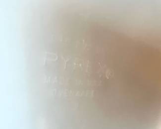 Pyrex Old Orchard 2.5 Qt Oval Casserole Dish with Lid