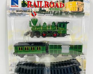 New 2001 Toytown NewRay Railroad Collection Battery Operated Train Set