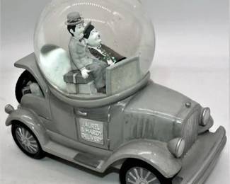 Lot 014   2 Bid(s)
Laurel Hardy Music Box Snow Globe
