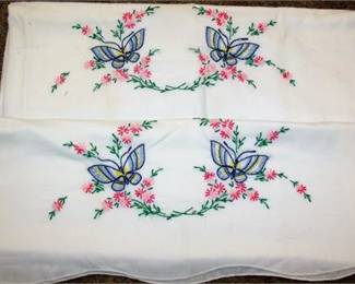 Lot 083   1 Bid(s)
Pillow case set