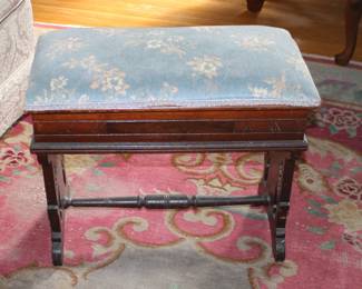 Bench - Top lifts up