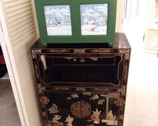 (Middle bedroom) Oriental cabinet