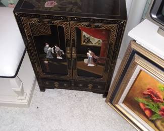 Small oriental cabinet 