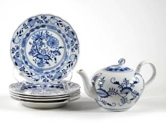 (6pc) MEISSEN BLUE ONION PORCELAIN | Including a blue onion teapot with flower finial marked. "Meissen" on the bottom and five 7.75-inch plates marked "Czechoslovakia / Original Zwiebelmuster"
 - l. 9.25 x h. 5 in. (teapot)