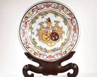 CHINESE ARMORIAL PLATE | Decorated with boards, garlands, and other devices, gilt highlights - dia. 14.25 in.