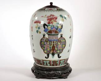 CHINESE FAMILLE ROSE JAR | Ginger jar with calligraphy decoration, with a wooden lid; red stamp mark on bottom - h. 12 x dia. 8 in.