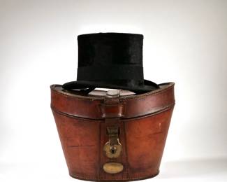 LEONARDS TOP HAT IN FITTED CASE | Leonards Hat Makers, London, in a fitted leather case. 