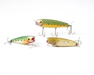 (3pc) JIM PFEFFER FISHING LURES | Three fishing lures with gold and silver paint, including one with applied glitter stamped "BUD CHUB". - l. 4 in. (largest)