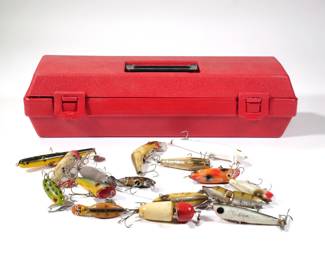 (16pc) COLLECTION FISHING LURES | With lures marked Shallo Mac, Jerk, Heddon Flap-Tail JR, Heddon Tadpolly Spook, Globe Pflueger Fred Arbogast, Sputterbug, and others unmarked; plus a red box filled with lead weights (18 x 6.5 x 5 in.) - l. 5.5 in. (largest)