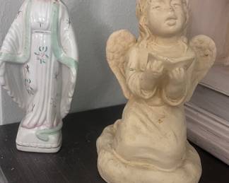 Angels EVERYWHERE!! Lots of different sizes to choose from 😃