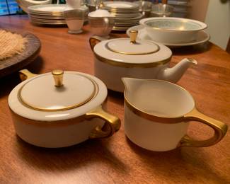 Elegant cream/sugar/teapot set