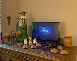 TV, ceramic decor, carved moose