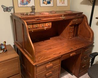 Beautiful roll top desk with keys