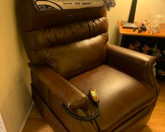 Leather electric lift chair / recliner with some peeling leather. Will be priced at $25 for anyone that needs one, works well.