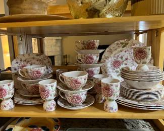 BEAUTIFUL JOHNSON BROS ROSE CHINTZ CHINA SET FROM ENGLAND 