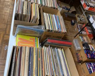 Over 500 vinyl albums, some are also under the table. Many have not been opened