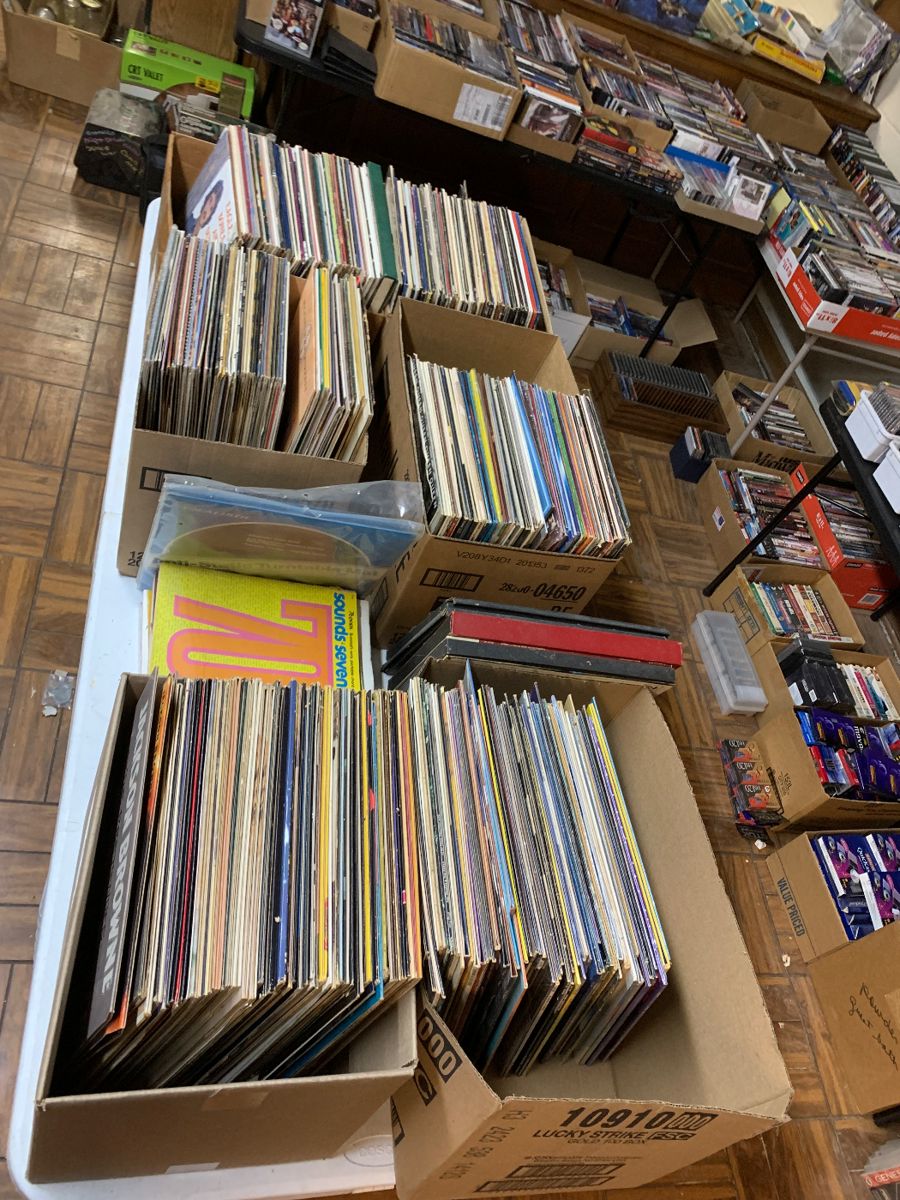Over 500 vinyl albums, some are also under the table. Many have not been opened