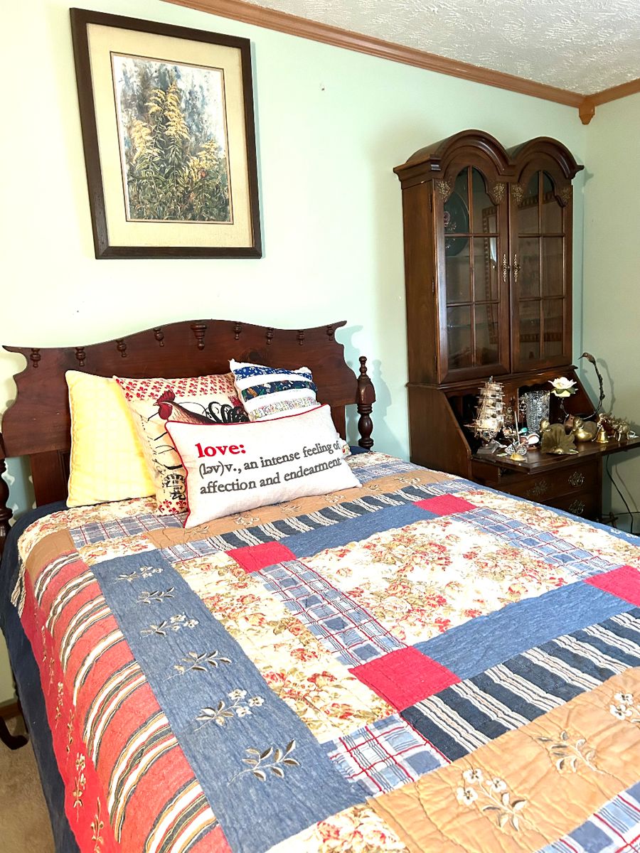 Mahogany full bed with new mattress. 