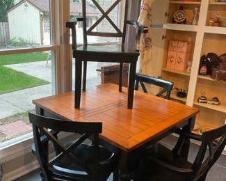 Kitchen Table w/ 4 Chairs, 2 leaves 
