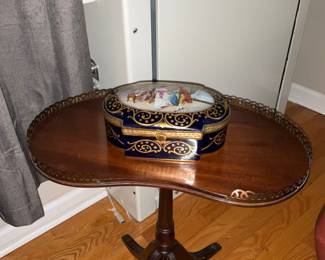 Vintage, Regency Kidney Shape tble 