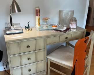 Vintage, Bassett, blonde bedroom furniture.  Vintage dresser set