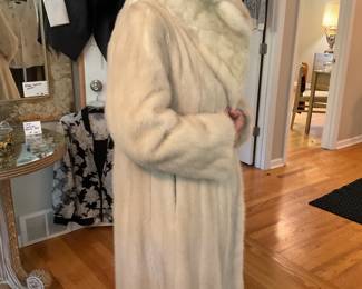 Mink Coat, blonde full length, wide collar , medium size 