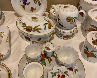 Evesham Gold pattern By Royal Worcester, many wonderful side pieces, serving pieces, all sold individually, it can compliment any table 