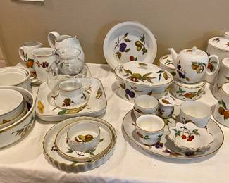 Evesham Gold pattern By Royal Worcester, many wonderful side pieces, serving pieces, all sold individually, it can compliment any table 