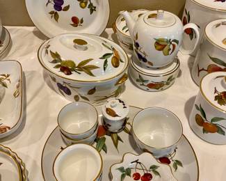 Evesham Gold pattern By Royal Worcester, many wonderful side pieces, serving pieces, all sold individually, it can compliment any table 