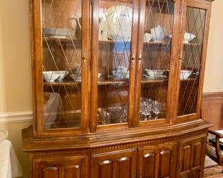 Ethan Allen lighted display cabinet, beautifully constructed 