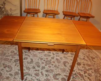 Expandable Teak Table