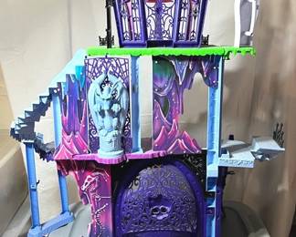 Monster High Freaky Fusion Catacombs Castle Playset With Extras