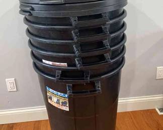 Six 32 Gallon Trash Cans With Lids 