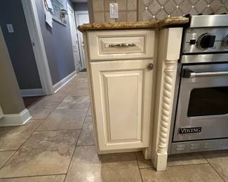 KITCHEN CABINETS & GRANITE COUNTER TOP