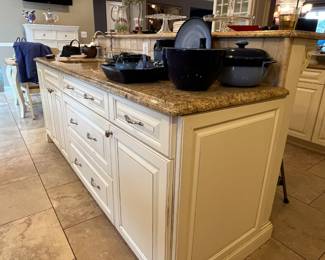 KITCHEN CABINETS & GRANITE COUNTER TOP