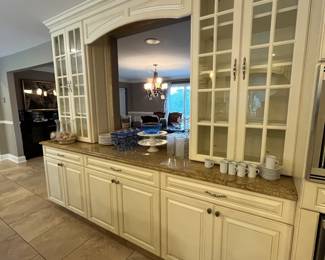 KITCHEN CABINETS & GRANITE COUNTER TOP