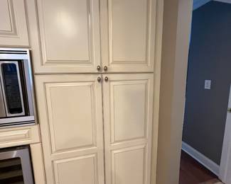 KITCHEN CABINETS & GRANITE COUNTER TOP