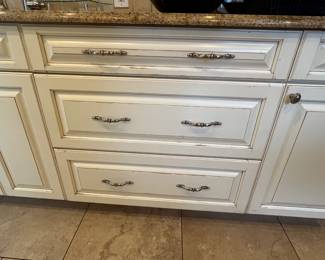 KITCHEN CABINETS & GRANITE COUNTER TOP