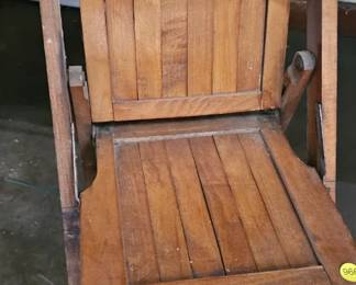VINTAGE WOODEN FOLDING CHAIR