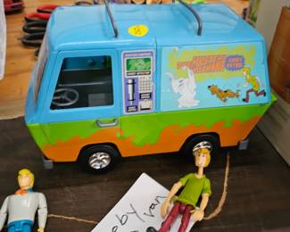 SCOOBY DOO TOY VAN AND FIGURES