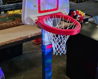 TOY BASKETBALL GOAL