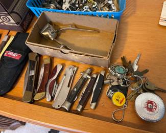 Folding pocket knives, padlocks, collectibles 