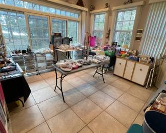Craft jewelry / sewing room 
