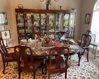 Beautiful dining room set! China cabinet / curio set if full of Lenox / Waterford / Fine China 